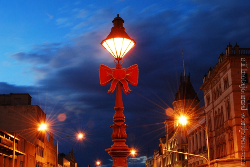 I love these old time street lamps, and the big red festive bow ties!